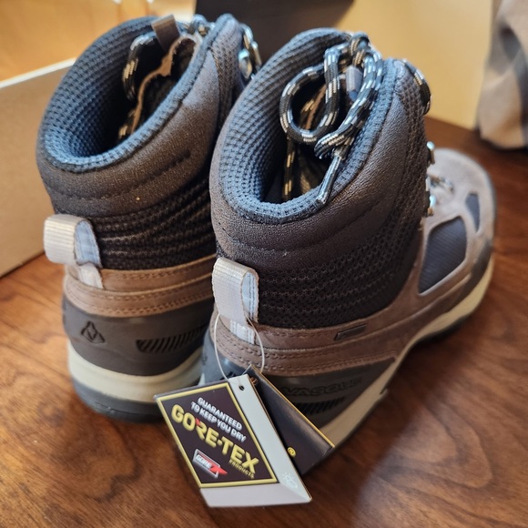Vasque hiking boots - Picture 3 of 7
